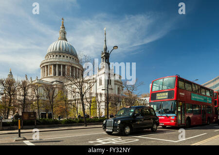 Iconic London cab et double decker bus en face de la Cathédrale St Paul, en Angleterre. Banque D'Images