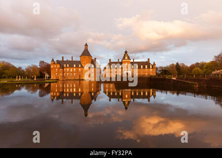 Château à Isselburg Anholt dans la région du Rhin inférieur au coucher du soleil Banque D'Images