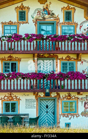Ferme Wiedenhof, peint avec Lüftlmalerei bavarois avec géraniums rouges sur les balcons, Fischbachau, Haute-Bavière, Bavière Banque D'Images