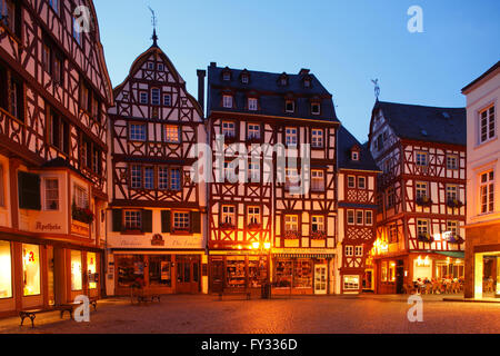 Place avec maisons à colombages dans le centre historique à la brunante, Bernkastel-Kues, Rhénanie-Palatinat, Allemagne Banque D'Images