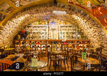 Absinthe bar dans la vieille ville, Antibes, Côte d'Azur, Provence, France Banque D'Images