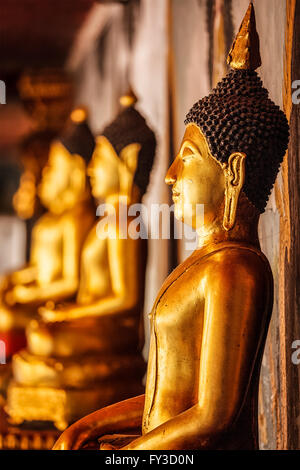 Statues de Bouddha assis d'or en Thailande Banque D'Images