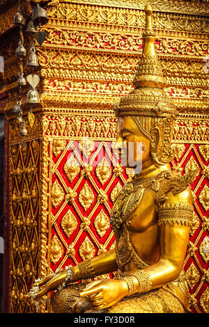 Statue de Bouddha assis d'or en Thailande Banque D'Images