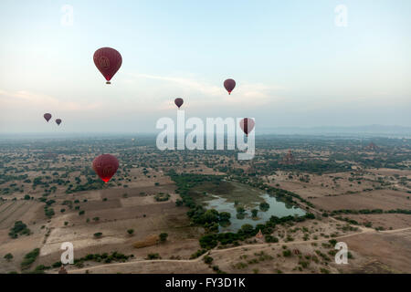 Une flotte de montgolfières dans le ciel de Bagan (Myanmar) plus il y a les touristes peuvent obtenir de l'expérience de leur vie. Banque D'Images