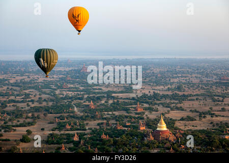 Une vue aérienne avec les montgolfières du Paya Dhammayazika, dans les environs de New Bagan (Myanmar). Banque D'Images