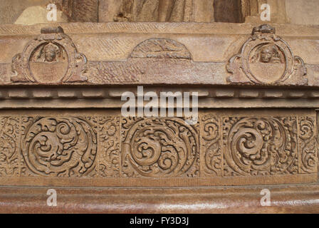 Sur le socle, les sculptures du temple de Durga, Aihole, Bagalkot, Karnataka, Inde. Le Groupe de temples Galaganatha. Banque D'Images