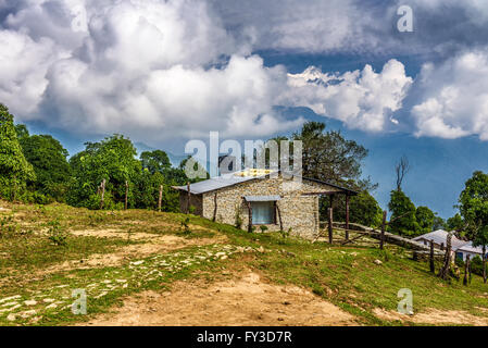 Vieux chalet en pierre sous la montagne de l'Annapurna dans l'Himalaya au Népal Banque D'Images