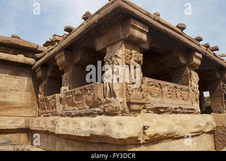 Figures sculptées et décorées de motifs floraux sur les piliers carrés et sobre de l'sabha-mandapa de Lad Khan temple, Aihole, Ba Banque D'Images