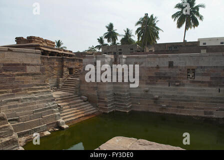 Un étang, Aihole, Bagalkot, Karnataka, Inde. Banque D'Images