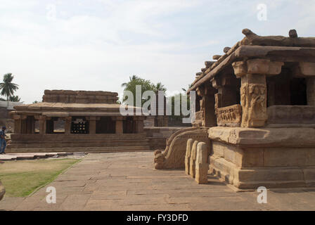 Vue sur Gaudara gudi (temple) de la LAD Khan temple (sur la droite), Aihole, Bagalkot, Karnataka, Inde. Groupe de Galaganatha Banque D'Images