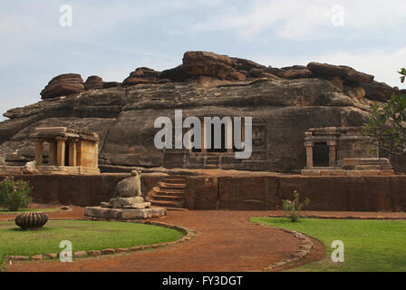 Vue avant du Ravanaphadi rock-cut temple, Aihole, Bagalkot, Karnataka, Inde. Banque D'Images