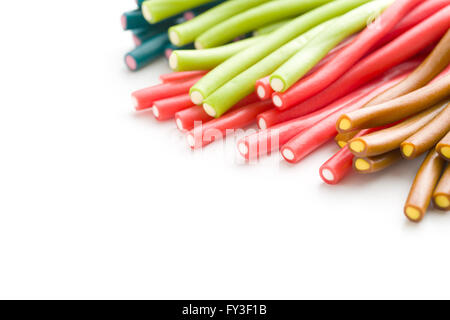 Avec des bâtons de gomme douce saveur différente. Bonbons savoureux isolé sur fond blanc. Banque D'Images