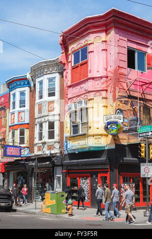 Devantures colorées sur South Street, Queen Village, Philadelphie, Pennsylvanie, USA. Banque D'Images