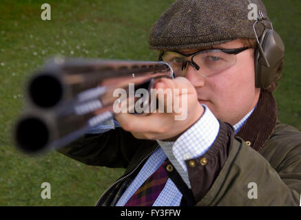Séminaire de tir de visée à la Loyton Lodge, Morebath, Devonshire, Royaume-Uni, avec Ed Cummings(Flat cap) pour le tir de fusils de chasse.A UK Banque D'Images