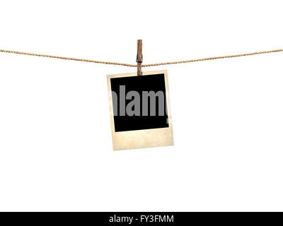 Old style photo accroché sur une corde à linge isolé sur fond blanc Banque D'Images