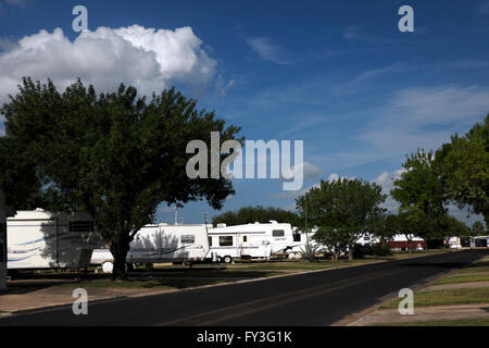 Les roulottes, cinquième roue, les maisons mobiles et les modèles de parc s'asseoir sereinement dans un parc à roulottes (RV Resort, Mobile home communauté). Banque D'Images