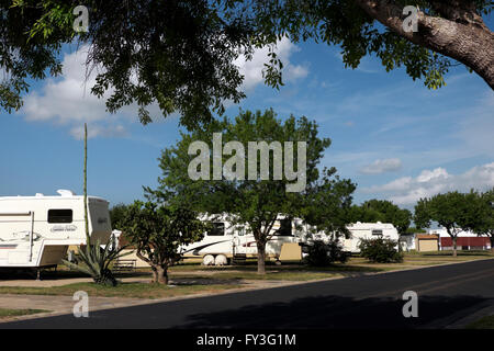 Les roulottes, cinquième roue, les maisons mobiles et les modèles de parc s'asseoir sereinement dans un parc à roulottes (RV Resort, Mobile home communauté). Banque D'Images