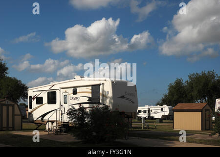 Les roulottes, cinquième roue, les maisons mobiles et les modèles de parc s'asseoir sereinement dans un parc à roulottes (RV Resort, Mobile home communauté). Banque D'Images