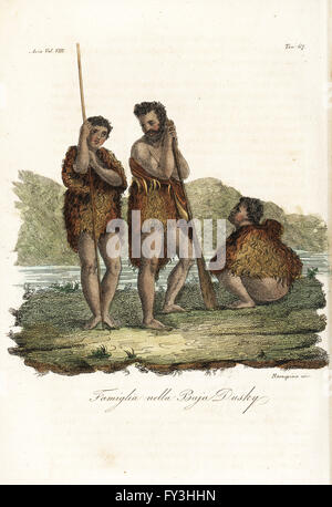 Famille Maori en Nouvelle-Zélande, la baie sombre. L'homme détient un club taiaha, la femme d'une lance, et portent tous des capes de peaux ou des feuilles. Taille-douce coloriée gravée par Francesco Rosaspina après William Hodges de Giulio Ferrario's costumes anciens et modernes de tous les peuples du monde, Florence, Italie, 1844. Banque D'Images