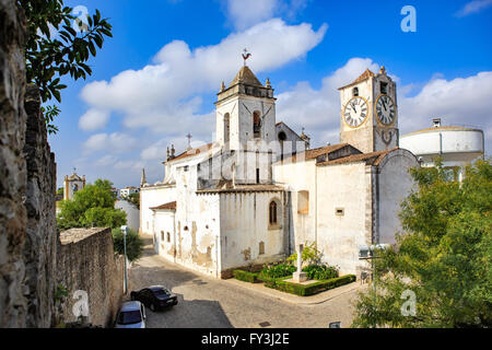 TAVIRA, ALGARVE, PORTUGAL - CIRCA Septembre, 2015 : L'Igreja de Santa Maria do Castelo église de Tavira sur l'Algarve dans Banque D'Images