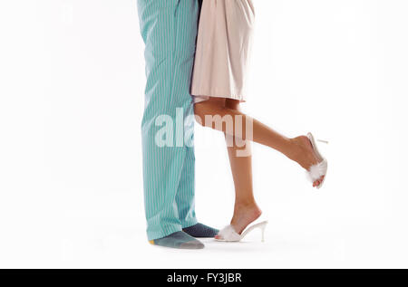 L'homme et de la femme habillée en pyjama isolated on white Banque D'Images