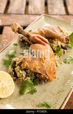 Poulet au citron confit, d'olive et aux herbes couscous Banque D'Images