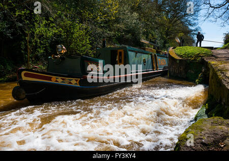 Un bateau passe par l'une des écluses du canal de Shropshire Union Tyrley serrures, Shropshire. Banque D'Images