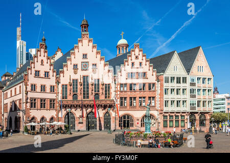 Fontaine de la Justice en face de l'hôtel de ville (Römer) à Francfort am Main, Hessen, Allemagne Banque D'Images