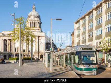 Le tramway de Nottingham à l'ancienne place du marché dans le centre-ville de Nottingham avec le Conseil maison dans l'arrière-plan, Nottingham, England, UK Banque D'Images