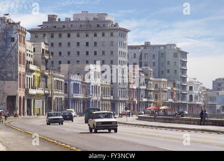 Scène de rue avec les voitures et les piétons, La Havane, Cuba Banque D'Images