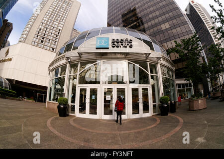 Vue de le dôme Fisheye entrée de Pacific Centre Shopping Mall, au centre-ville de Vancouver, BC, Canada Banque D'Images