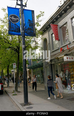 Les gens qui marchent le long de la rue Robson, un quartier commerçant du centre-ville de Vancouver, BC, Canada Banque D'Images