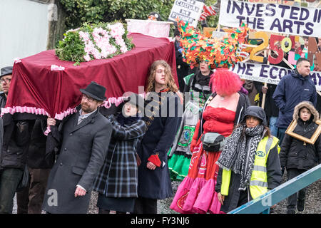 Mars dans le centre-ville de Cardiff, Pays de Galles, pour protester contre les coupures de financement des arts. Banque D'Images