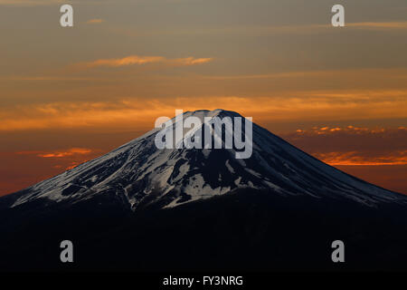 Le Mont Fuji de crépuscule du soir. Banque D'Images