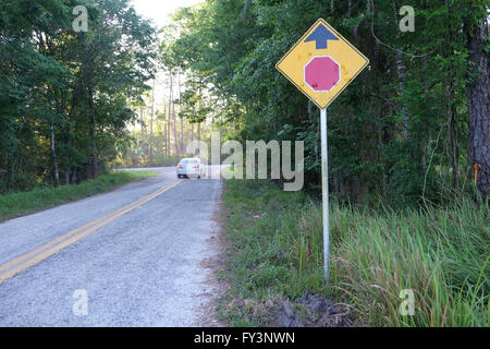 Arrêt à la jonction de route signe sur une petite route de campagne en Floride, où elle rejoint une route importante. Avril 2016 Banque D'Images