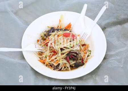 Salade de papaye (Som Tum) dans le plat,c'est un thaïlandais. Banque D'Images