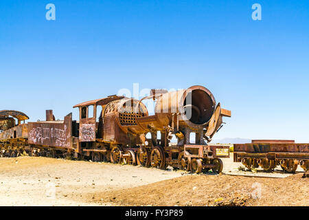 Vieux cimetière de train train à vapeur à Uyuni, Bolivie désert Banque D'Images