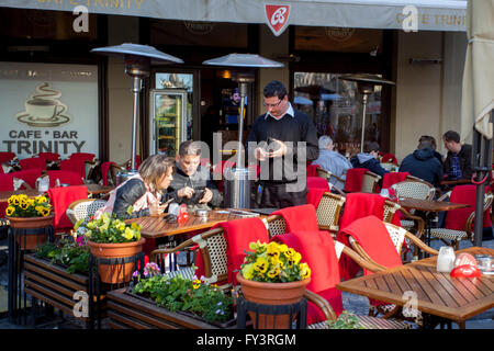 Les touristes au restaurant Prague Les Gens dans la partie inférieure de la place Venceslas Prague Mustek République Tchèque Banque D'Images