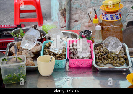 Coquille fraîche pour la cuisson des aliments vietnam style pour vendre les gens à la rue de la ville de Saigon le 22 janvier 2016 à Ho Chi Minh, Vietnam Banque D'Images