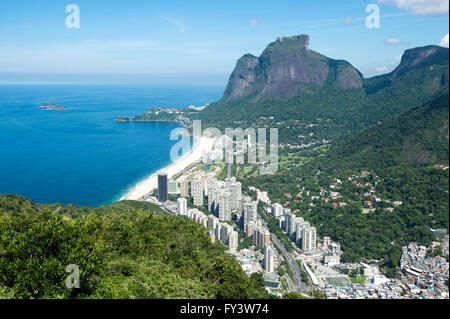 Vue sur l'horizon panoramique au-dessus de la plage de São Conrado Pedra da Gavea avec montagne et la communauté de la favela Rocinha, Rio de Janeiro Banque D'Images