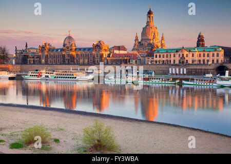 Dresde. Image de Dresde, Allemagne pendant le coucher du soleil avec l'Elbe à l'avant-plan. Banque D'Images