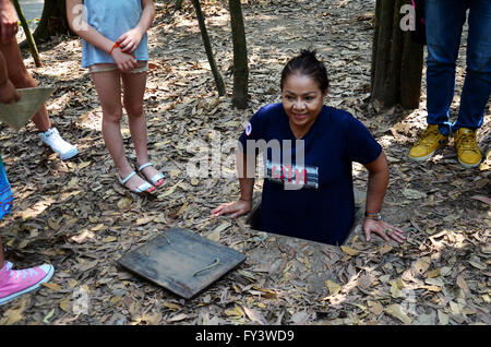 Les gens voyagent et essayer de jouer la saisie au tunnel Tunnels de Cu Chi à Ho Chi Minh, Vietnam Banque D'Images