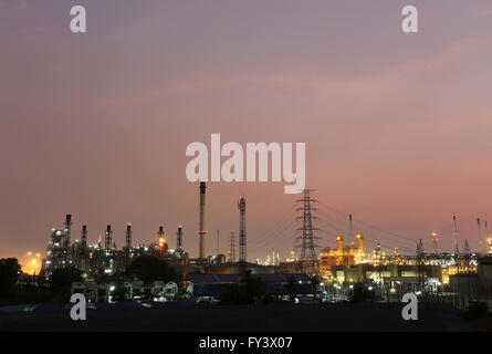Raffinerie de pétrole dans la soirée,la photographie sur Twilight style. Banque D'Images