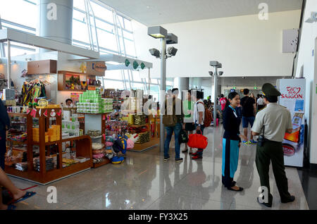 Les gens attendent à l'intérieur du vol de l'aéroport international de Tan Son Nhat, le 24 janvier 2016 à Ho Chi Minh, Viet Nam. Banque D'Images