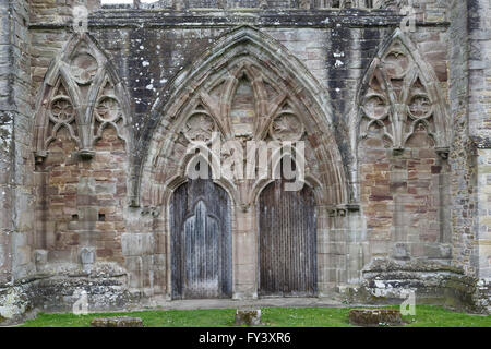 Pierres sculptées sur la porte de l'abbaye de Tintern, Monmouthshire, Wales. Banque D'Images