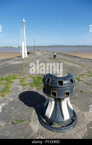 Vieille étrave et lampadaire sur le vieux port à Lydney, Gloucestershire, Royaume-Uni, Banque D'Images