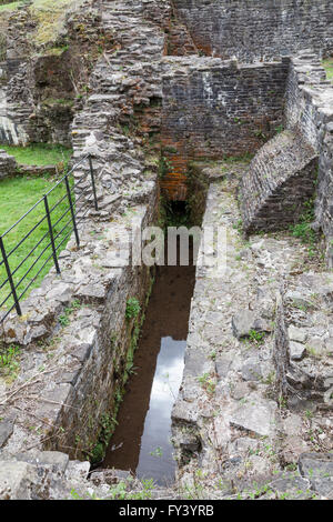 Abbaye de Tintern fourneau reste montrant le logement de la roue de l'eau Banque D'Images