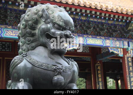 Lion de bronze sculpture, Summer Palace, Beijing, Chine Banque D'Images