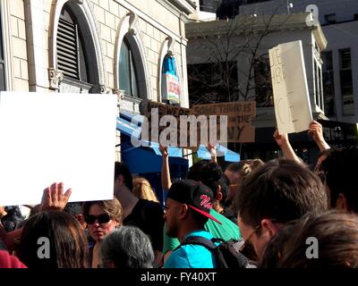 Brooklyn, NY, USA. 20 avril 2016- protester contre le Conseil des élections à Brooklyn N.Y. Crédit : Mark Apollo/Alamy Live News Banque D'Images