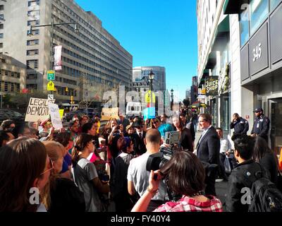 Brooklyn, NY, USA. 20 avril 2016- protester contre le Conseil des élections à Brooklyn N.Y. Crédit : Mark Apollo/Alamy Live News Banque D'Images